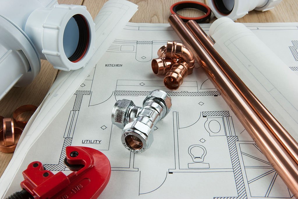 "An plumbing themed set with copper pipes, joints, plumbed service plans and tools (T-Joint is marked with a British/European Standard reference number and the size 15mm)"